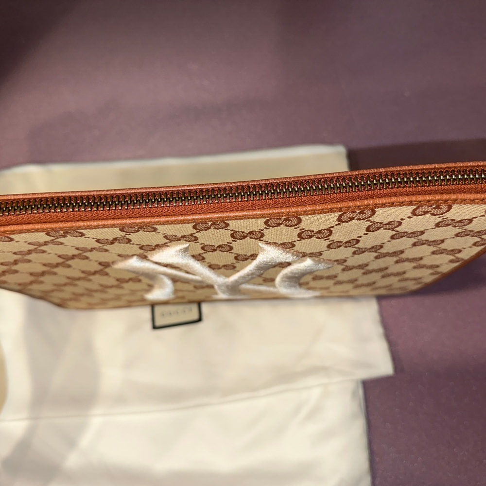 Authentic Gucci NY Yankees GG Supreme Wristlet Clutch Portfolio Pouch - Picture 7 of 9